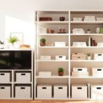 Organiserat hem med ljusa IKEA möbler och smart förvaring.